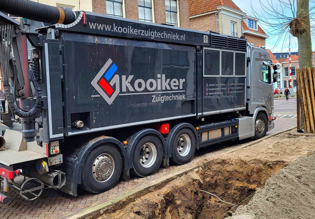 Zuigwagen bij vrijzuigen boomwortels in Zwolle