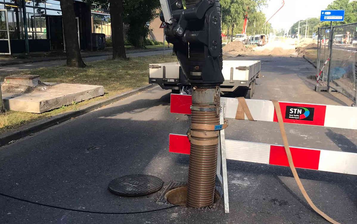 Rioolbuis schoonzuigen via putdeksel