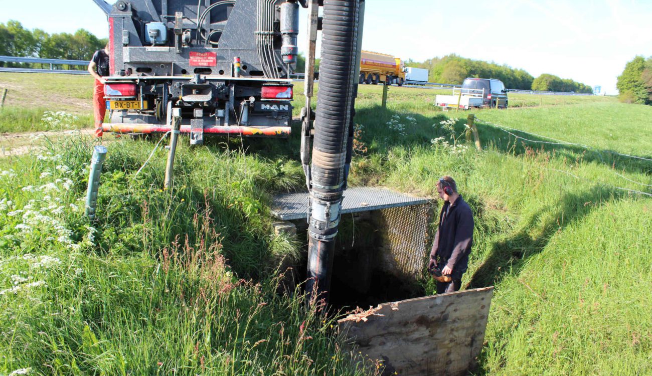 Schoonmaken duikers met zuigtechniek