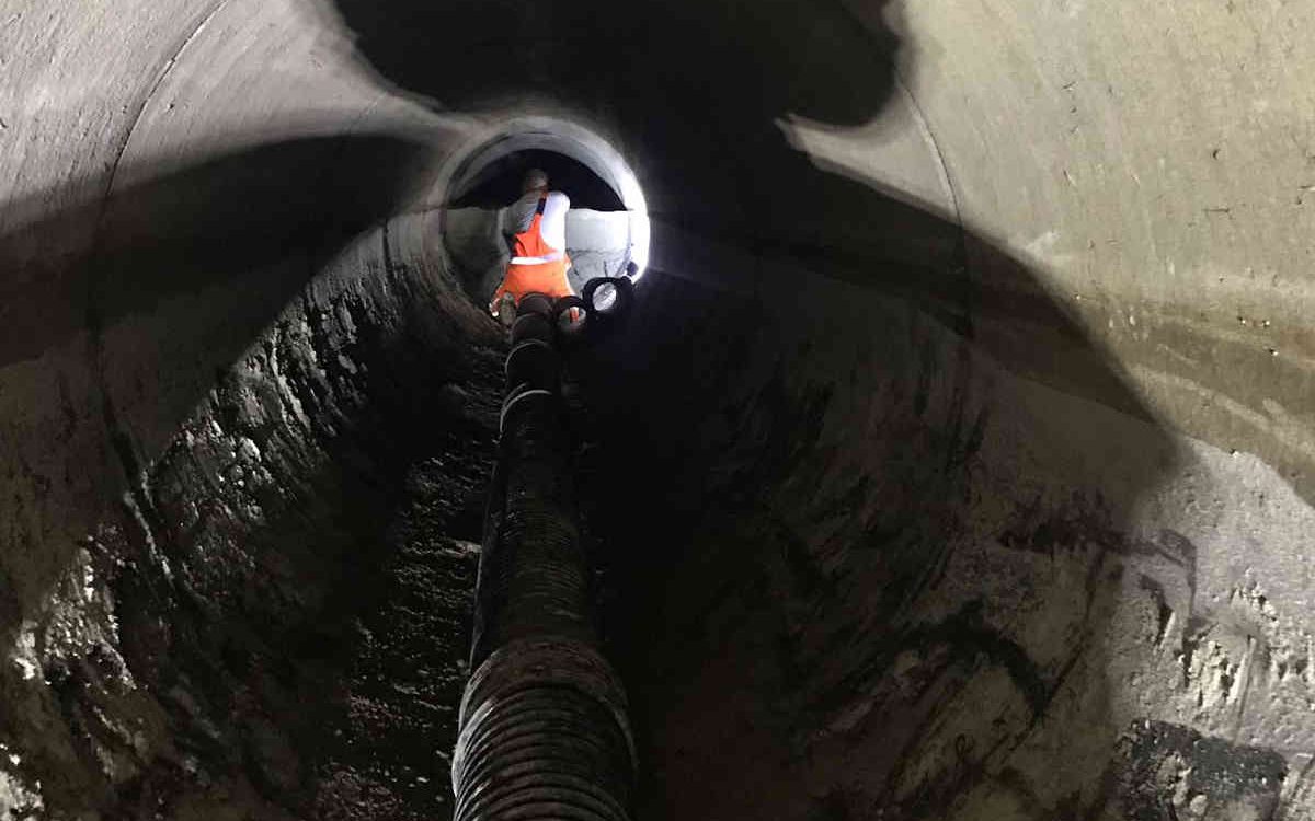 Schoonmaken van rioolbuis in Emmen