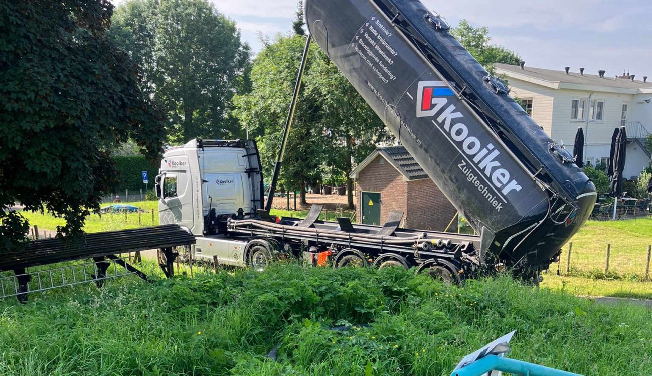 Blaasauto bij Spieringsluis Werkendam