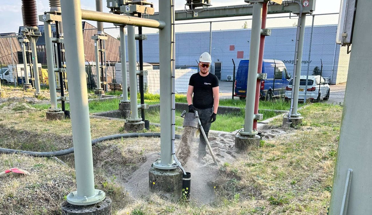 Blazen van zand dichten van sleuven Almere