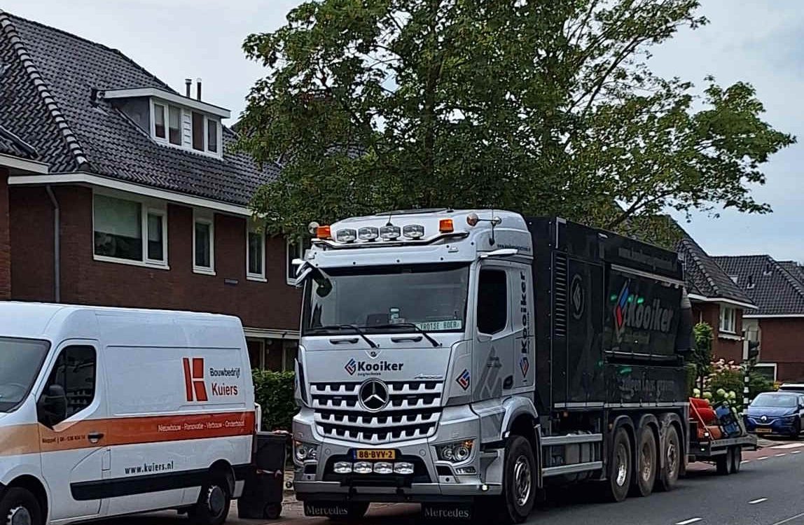 Kooiker zuigwagen op de Ceintuurbaan in Meppel