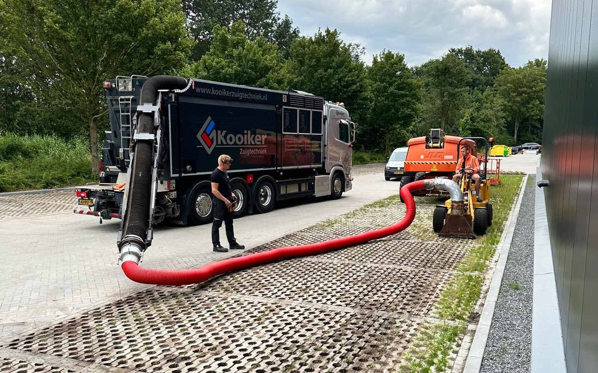 Minizuiger aan het werk bij leegzuigen graskeien