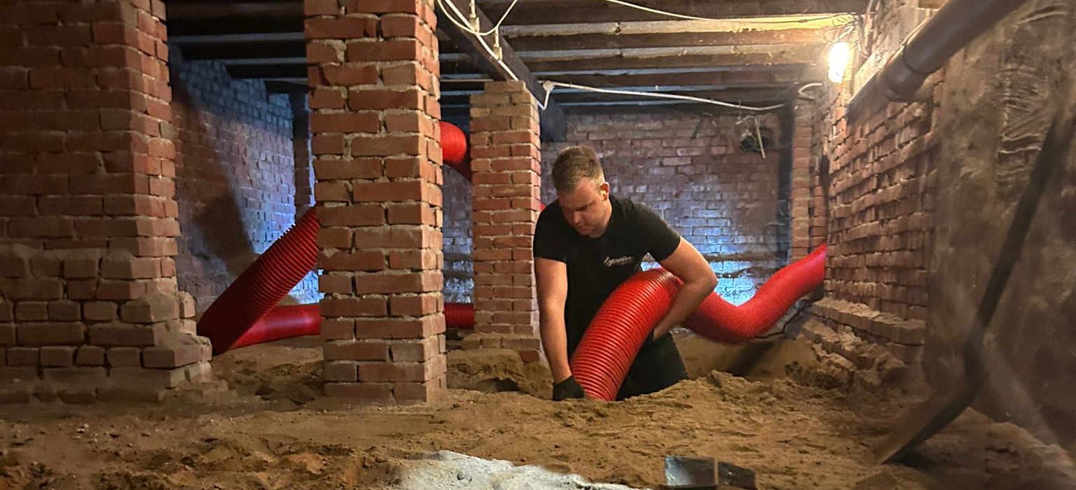 Wegzuigen zand keldervloer in Zutphen