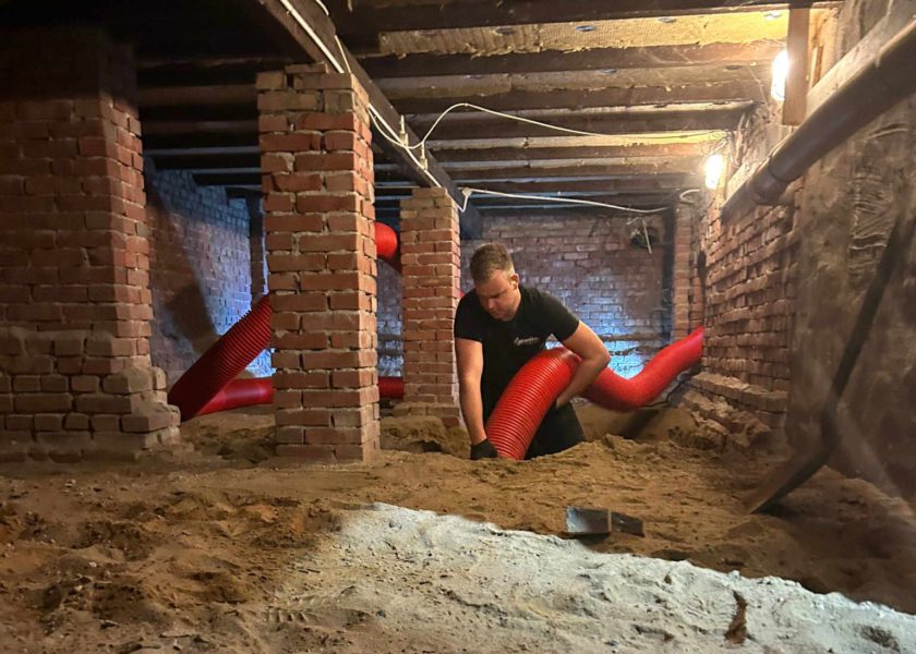 Wegzuigen zand keldervloer in Zutphen