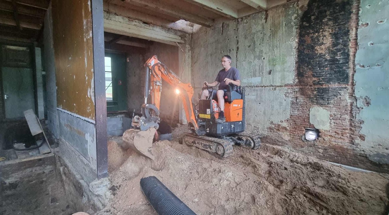 Wegzuigen zand uit kruipruimte in Meppel