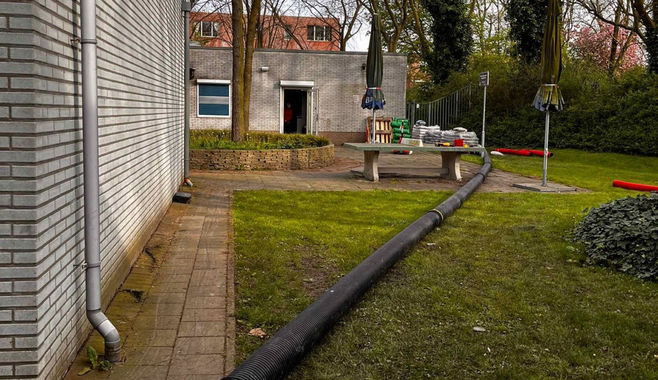 Zuigslang door tuin Rivierabad Spijkenisse