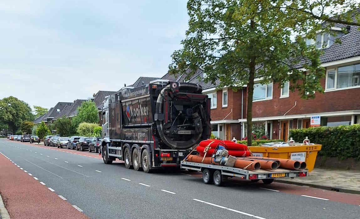 Zuigwagen op de Ceintuurbaan in Meppel