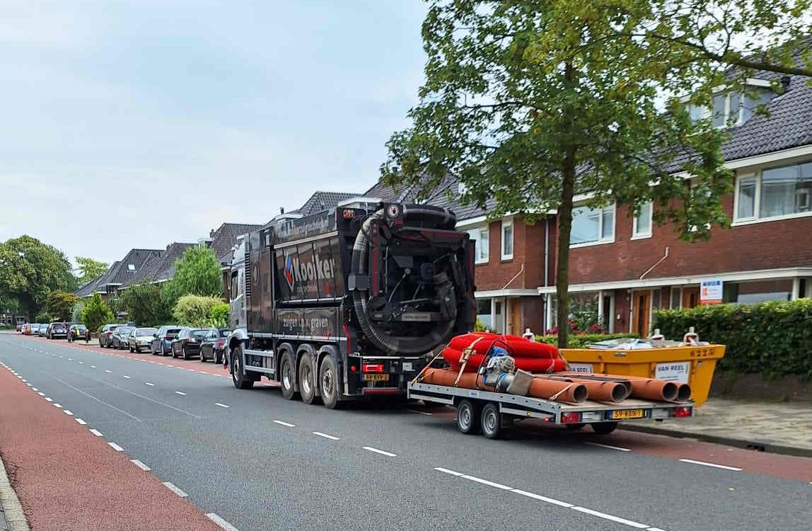 Zuigwagen op de Ceintuurbaan in Meppel