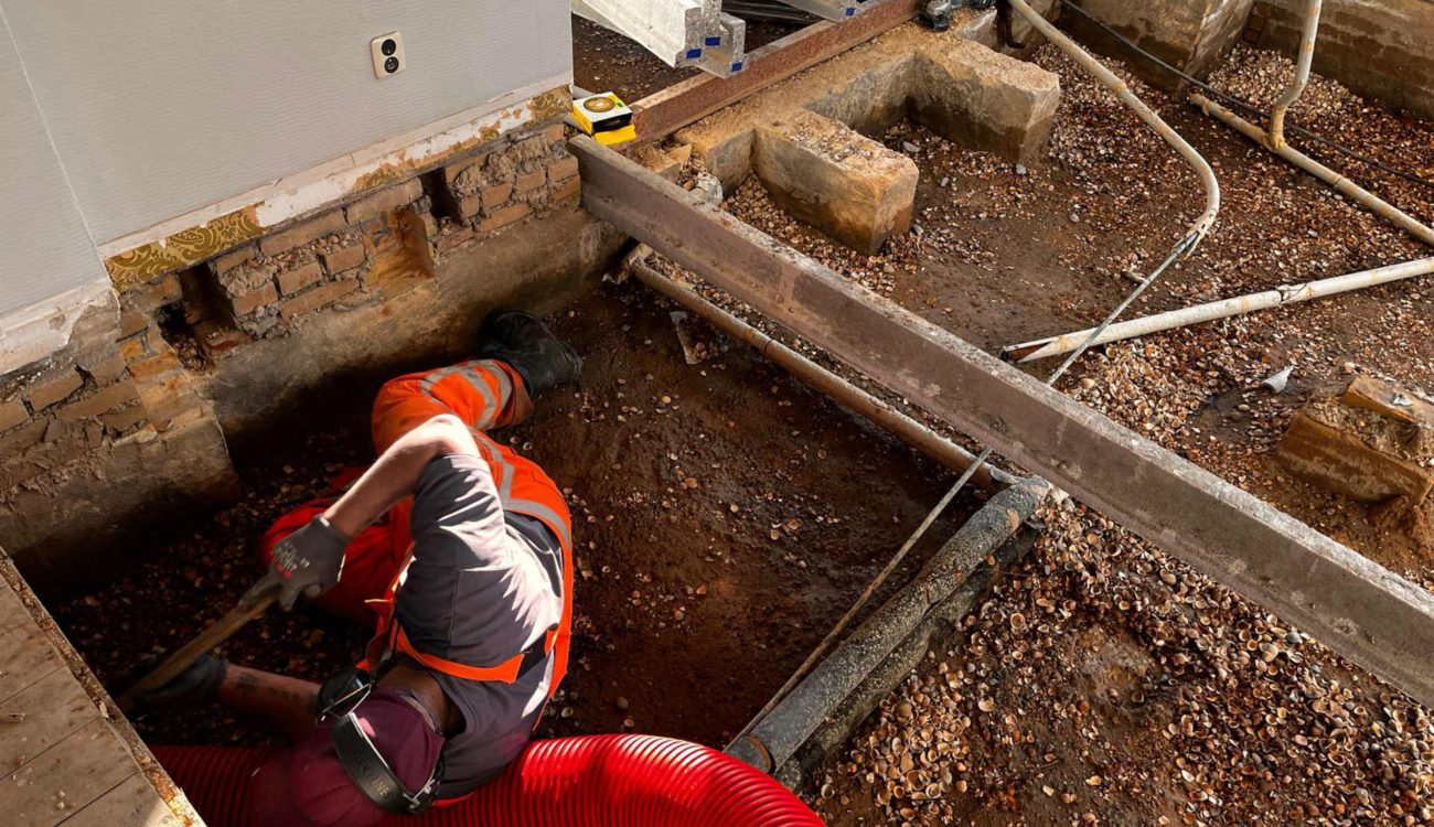 Isolatieschelpen verwijderen uit kruipruimte