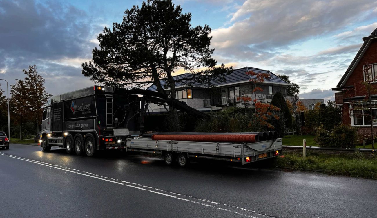 Zuigwagen met aanhanger in Wateringen